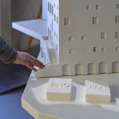 PLATICO DI PALAZZO PRETORIO A PRATO, PROGETO DI ETT E SPACE, dettaglio per la selezione della lingua in LIS o IS