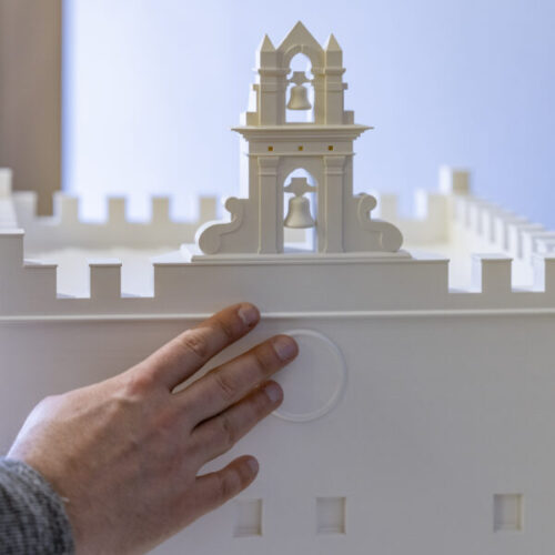 mano che tocca il PLATICO DI PALAZZO PRETORIO A PRATO, PROGETO DI ETT E SPACE