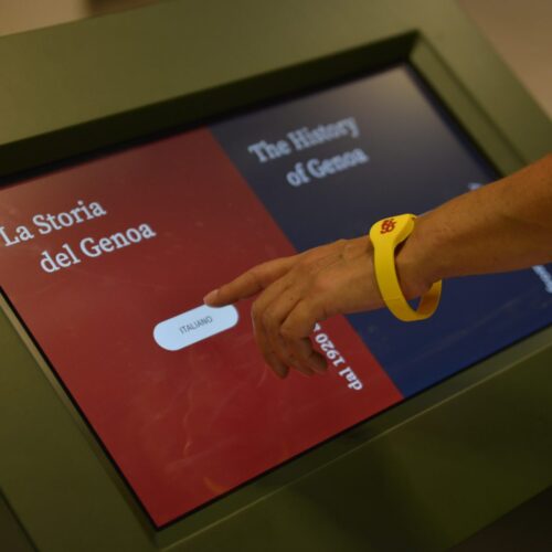 Schermo Touch presso il nuovo museo della storia del Genoa allestito da ett
