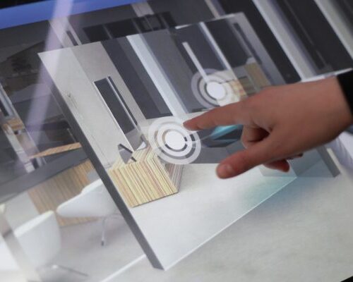 mano che tocca uno schermi touch screen Samsung alla installazione dove i visitatori possono provare applicazioni innovative per la gestione intelligente della casa, SmartHome close upsulle funzioni di samsung smarthome, collaborazione con ett