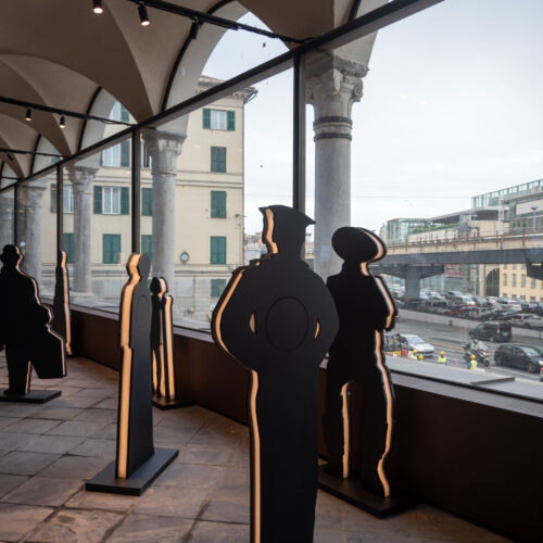 Genova, Commenda Pre - ultime fasi allestimento Museo Nazionale Emigrazione Italiana realizzato da ett, sagome in legno davanti a una vetrata al secondo piano