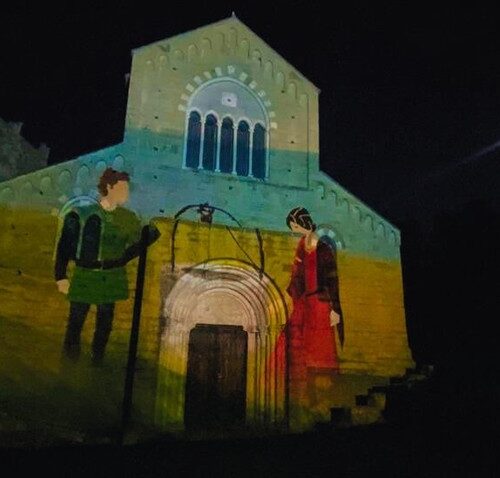 proiezione di un uomo e una donna nel medioevo sulla chiesa di borgo castello ad andora