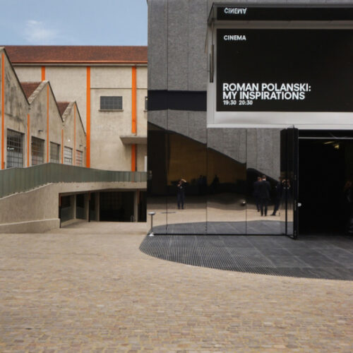 digital signage realizzato da ett davanti alla fondazione prada a milano