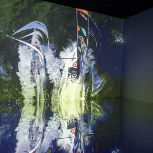 foto dell'interno della camera immersiva mentre viene proiettata una scena ripresa dall'alto della gara the ocean race