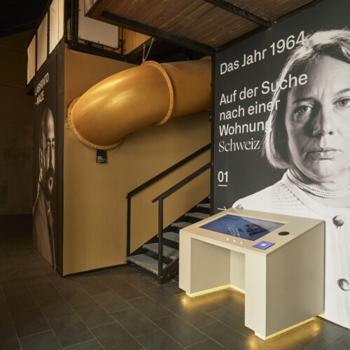sala con uno scivolo al museo dell'emigrazione italiana (MEI) con un tavolo touch interattivo, allestimento curato da ett