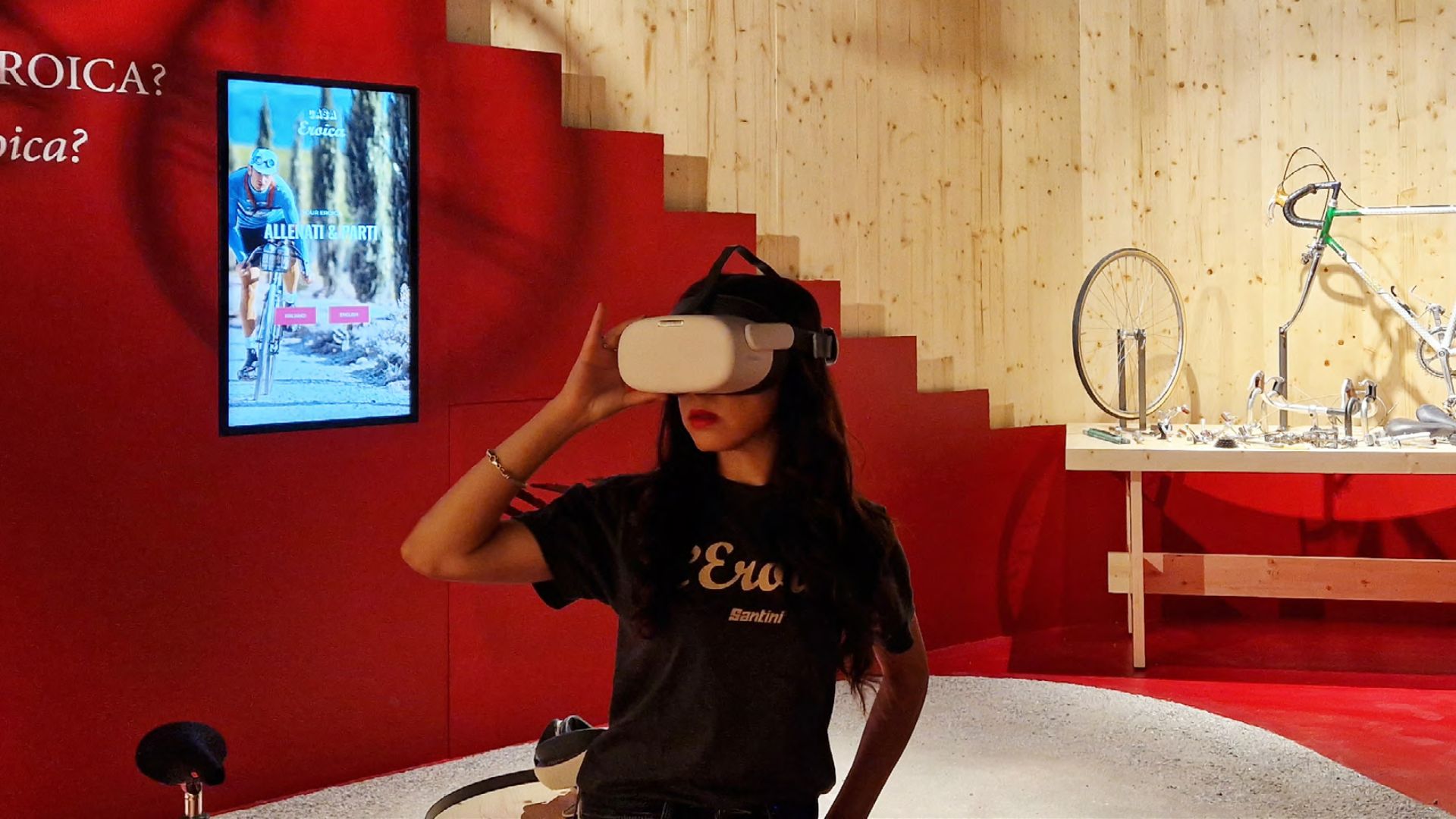 in primo piano sulla destra una ragazza mentre utilizza il visore vr nella stanza di casa eroica nella postazione rossa con postazioni vr con visori