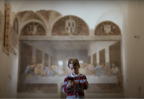 refettorio cenacolo vinciano, bambino che gioca con i game inseriti nell'app di visita di cenacolo vinciano sviluppata da ETT