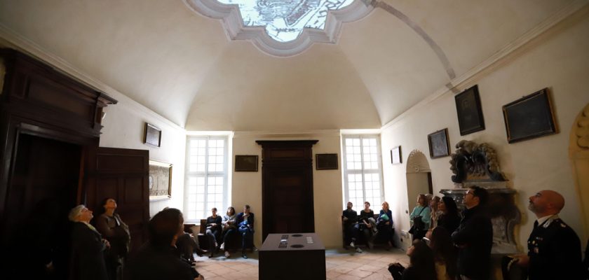 Infinitum proiezione multimediale sul soffitto di una stanza, intorno le persone che osservano