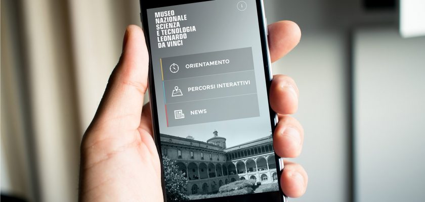 mano che tiene un cellulare con schermata dell'Applicazione MUST, realizzata da ett, per il museo nazionale scienza e tecnologia leonardo da vinci