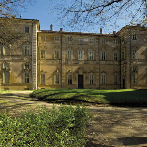 foto della facciata del castello cavour a santena