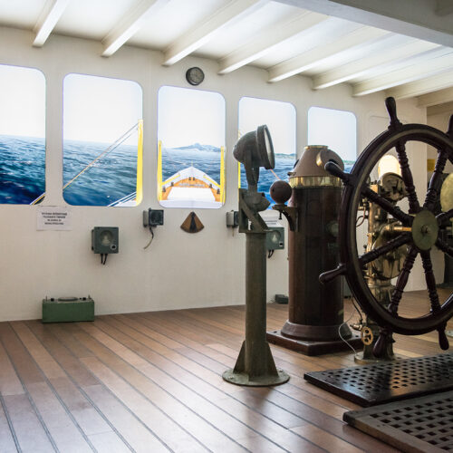 sala del museo navale di imperia in cui si simula la cabina di comando di un peschereccio attraverso dei monitor al posto degli oblo