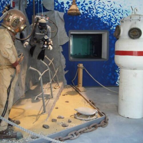 sala del museo navale di imperia dedicata alle immersioni, sulla sinistra la riproduzione di un fondale marino con due sub