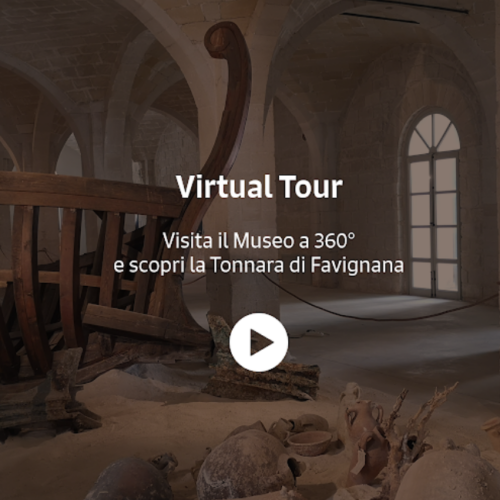 scritta virtual tour visita il museo a 360° e scopri la tonnara di favignana - sfondo con immagine con relitti di barche della tonnara