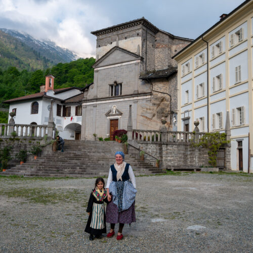 2 attrici in costume, produzione VR ETT Storie di Pietra, la vita nell'altra Valle del Cervo