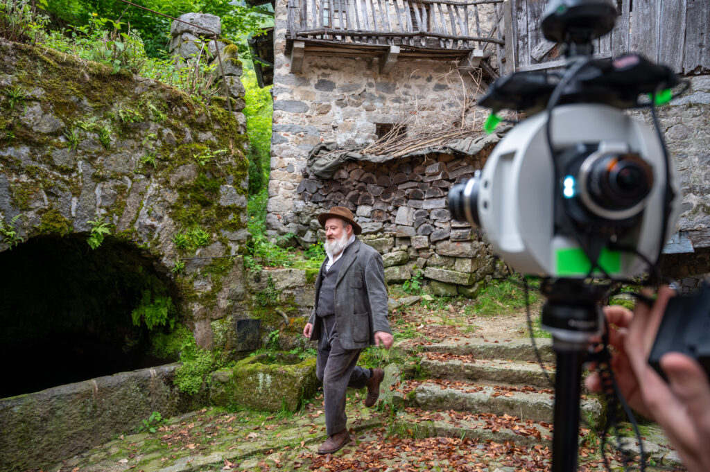 macchina da presa 360° di ETT in primo piano, attore in costume, produzione VR ETT Storie di Pietra, la vita nell'altra Valle del Cervo