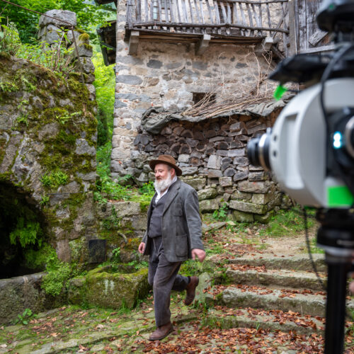 macchina da presa 360° di ETT in primo piano, attore in costume, produzione VR ETT Storie di Pietra, la vita nell'altra Valle del Cervo