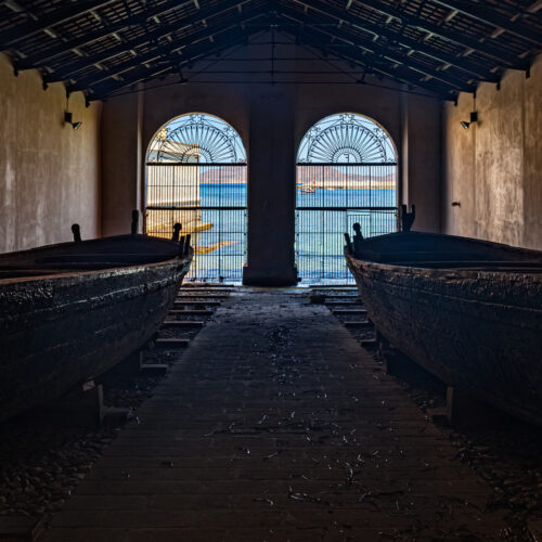 Ex stabilimento Florio delle Tonnare di Favignana e Formica, barche all'interno di una rimessa, sfondo con mare