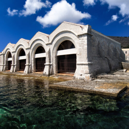 esterno visto dal mare della tonnara florio favignana