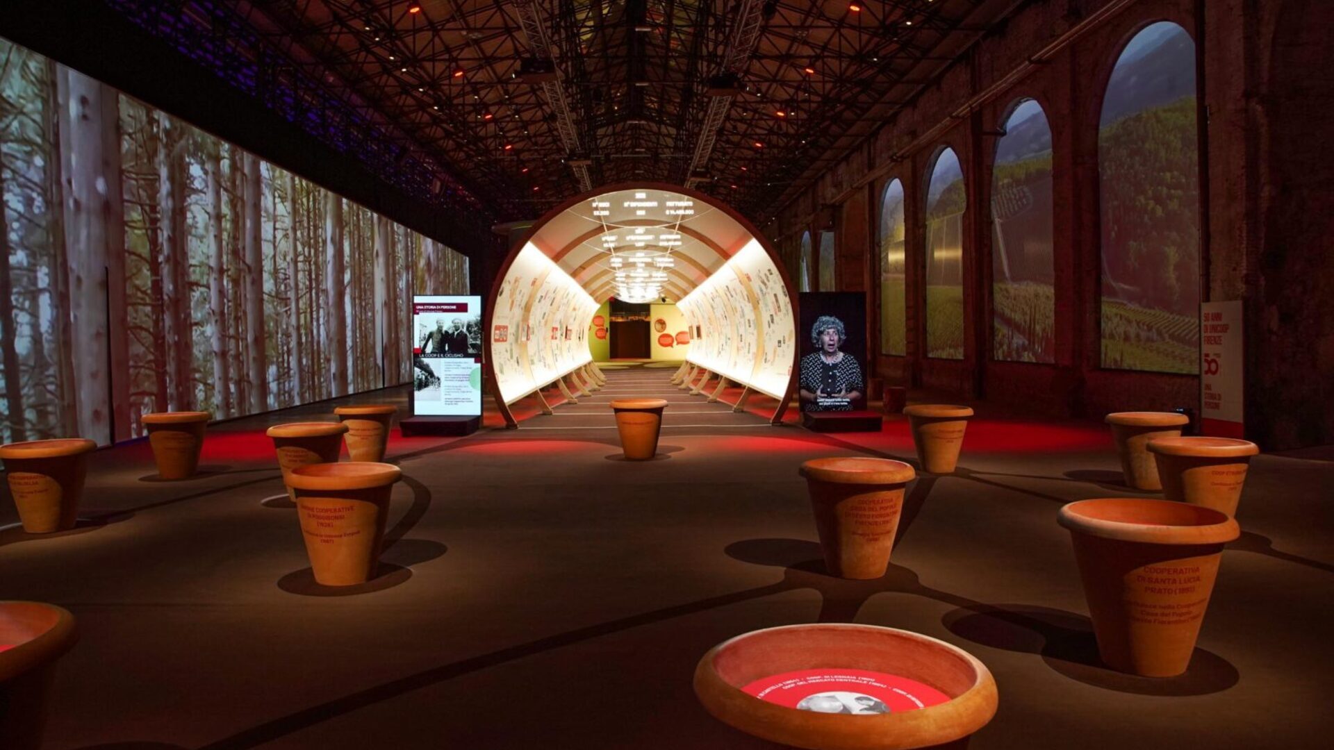 stazione leopolda di firenze con proiezioni immersive alle pareti della struttura