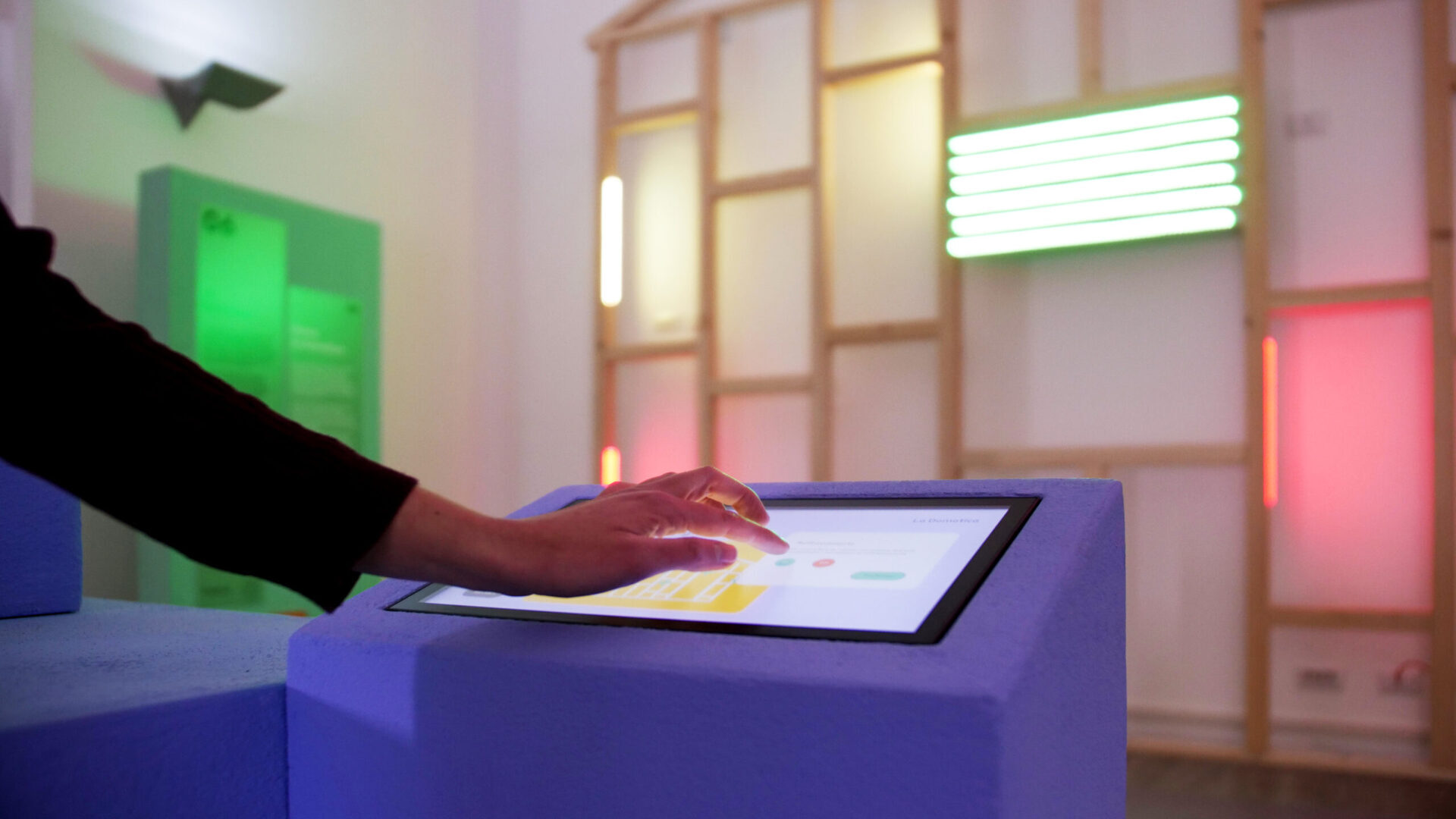 tavolo touch all'interno di 7 passi nella sostenibilità, mostra con exhibit allestita da ETTper città della scienza di napoli