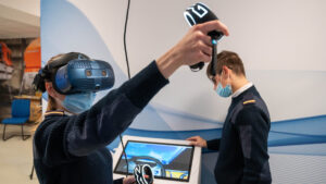 cadetti della marina mercantile mentre provano l'esperienza VR di step smart education platoform e visualizzano in 2d l'esperienza su schermo