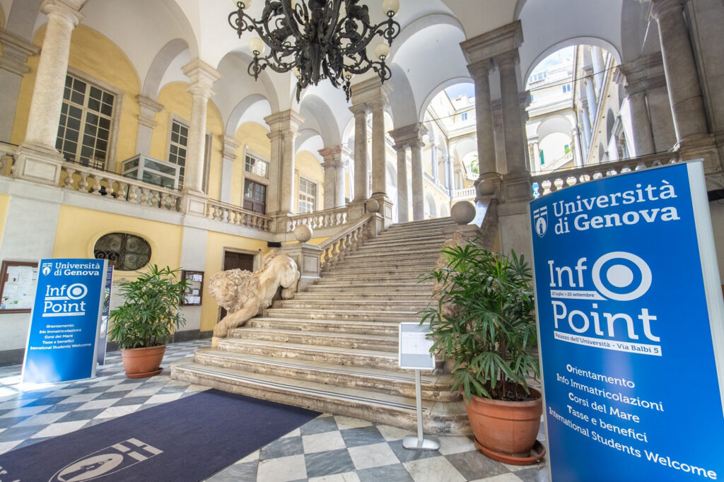 foto dell'infopoint nel Palazzo dell'Università Unige in Via Balbi