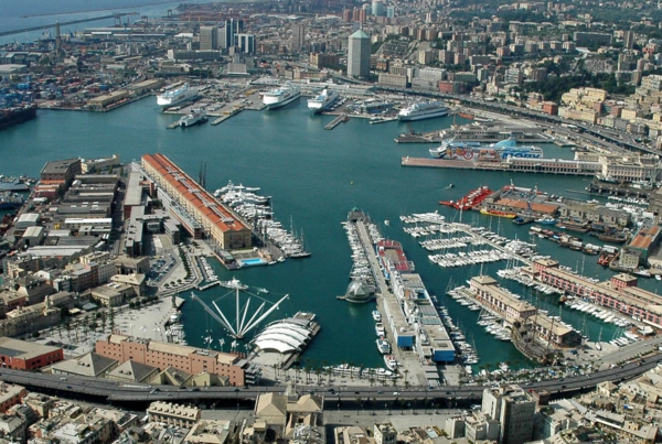 foto dall'alto del porto di genova