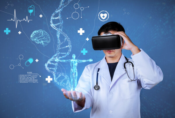 Medico che indossa occhiali VR e tiene in mano un ologramma di un umano e del DNA
