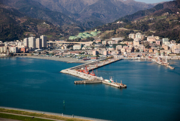 foto di una vista aerea di una porzione della costa ligure
