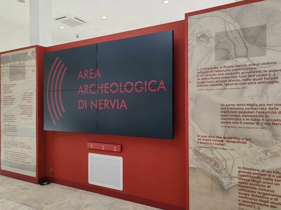 un videowall introduttivo accoglie i visitatori con un video multilingue che, grazie a droni e ricostruzioni 3D, illustra la disposizione dell’antica Albintimilium all’interno del moderno tessuto urbano di Ventimiglia