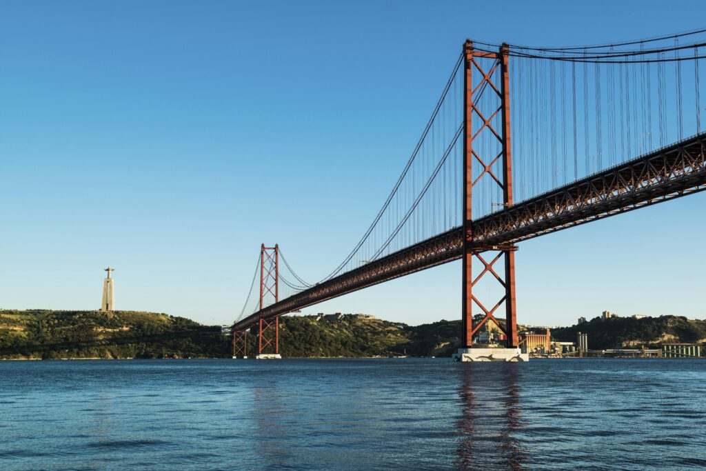 ponte che collega la città di Lisbona e attraversa il Tago