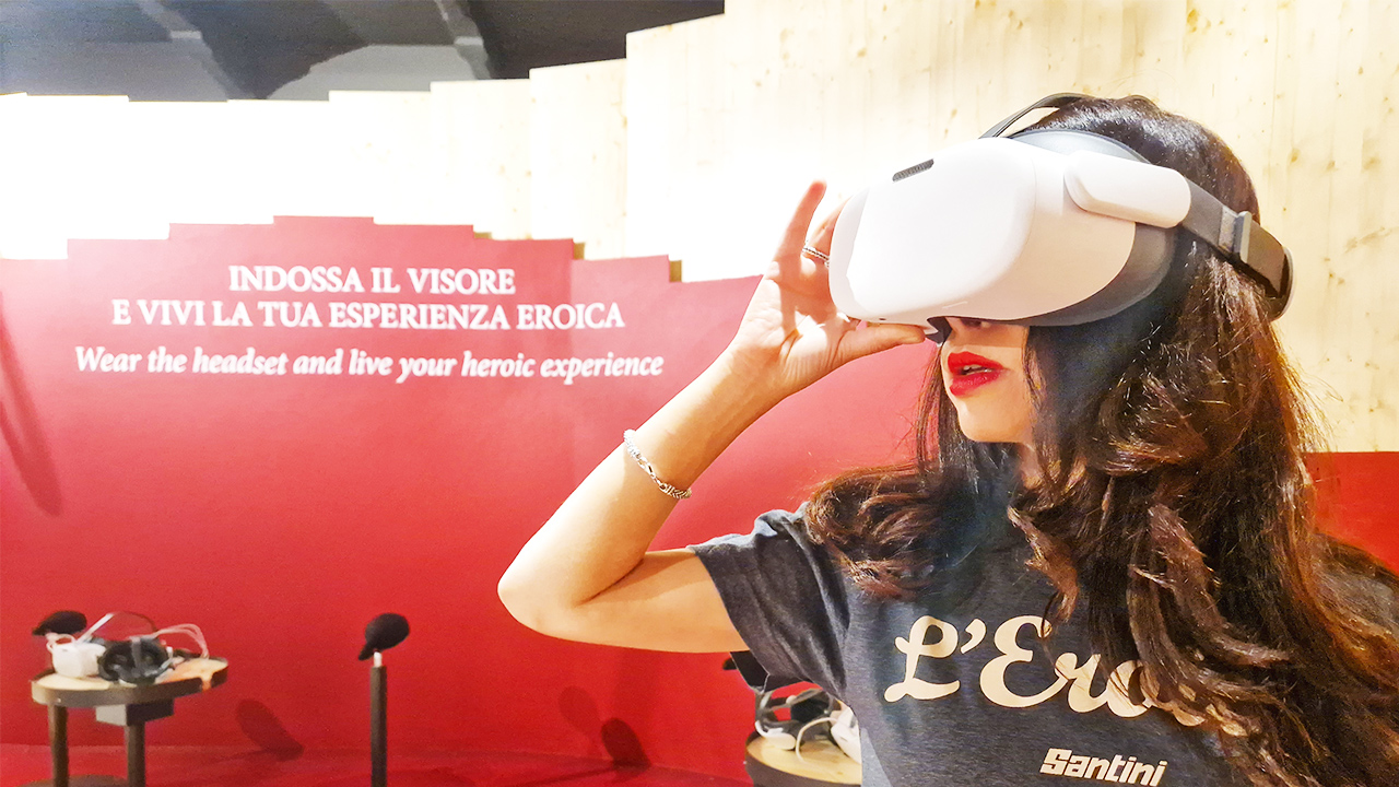 ragazza mentre indossa il visore vr all'interno di casa eroica e prova l'esperienza di realtà virtuale realizzata da ett